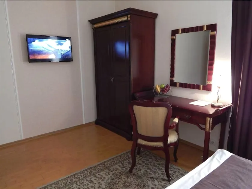 Bayan Sulu Hotel - Image 1
