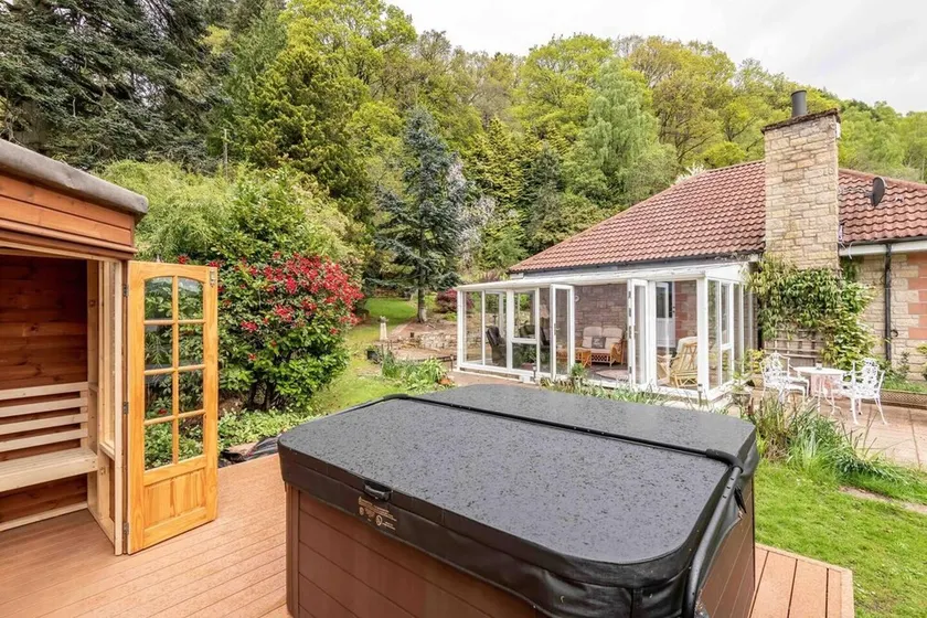 3 Bedroom Bungalow With Htub & Private Loch Access - Image 1