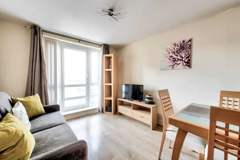 Cosy Apartment with Balcony, Close to City Centre - Image 1