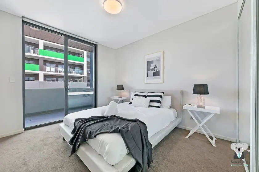 KOZYGURU WOLLI CREEK KOZY 3 BED APT + FREE PARKING NWC009 - Image 1