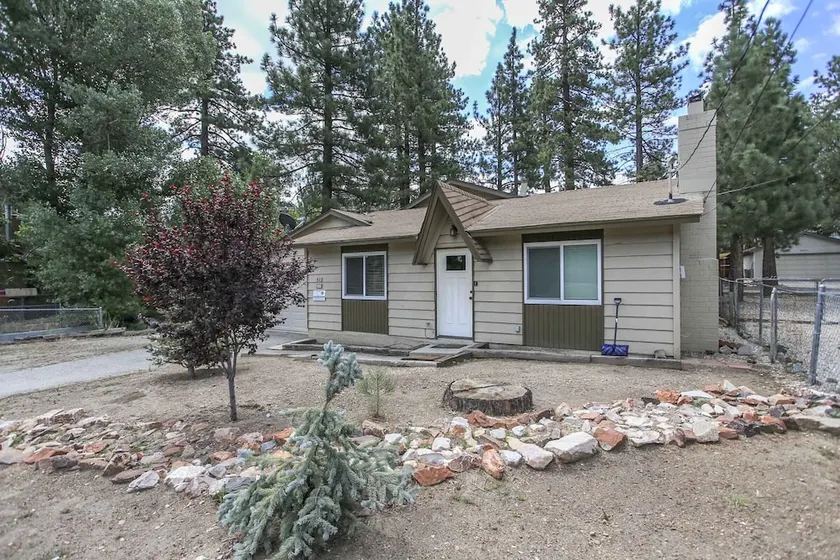 Golden Bear - Comfy cabin, short drive to the lake! Ping Pong and Pool Table! Darts and Air Hockey! - Image 1