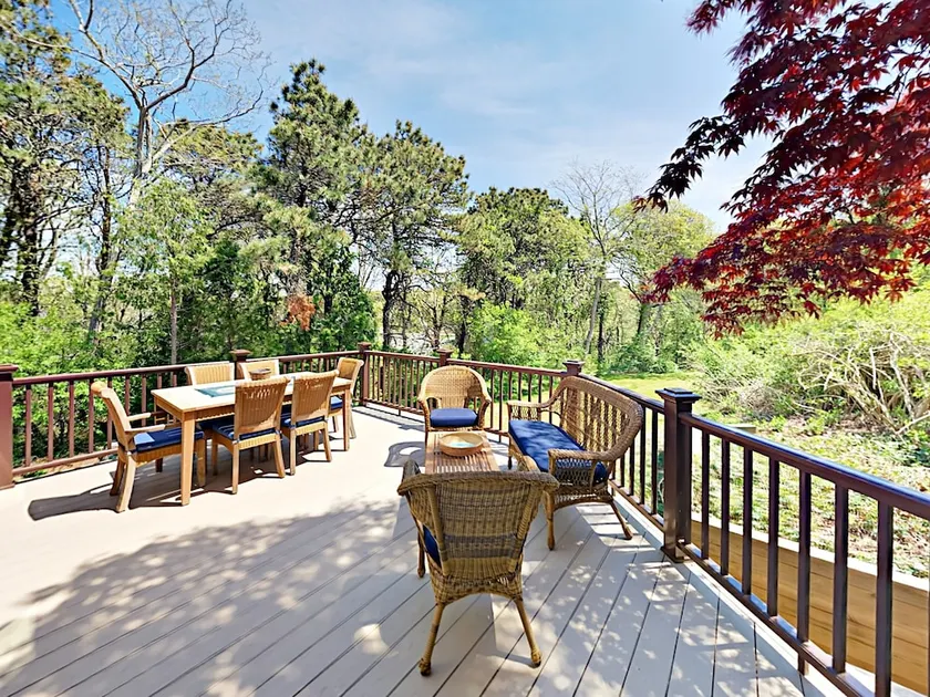 3br On Private Half-acre, Near Beach 3 Bedroom Home - Image 1