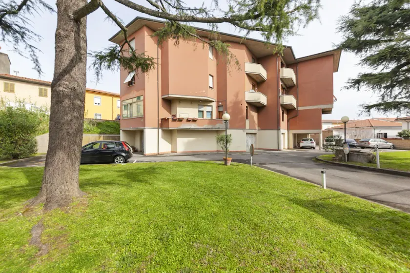Pisa Hospital Apartment with Parking and Balcony - Image 1