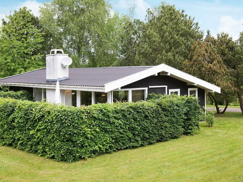 Luxurious Holiday Home in Hovedstaden With Hot Tub - Image 1