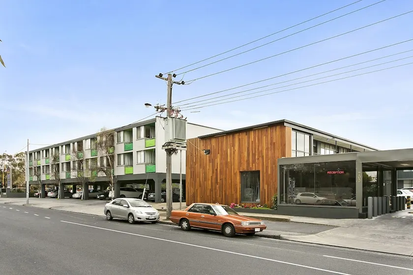 Melbourne's Princes Park Hotel - Image 1