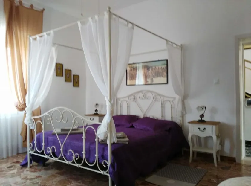 B&B New Camelot - Image 1