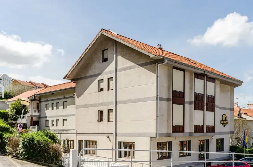 Hotel Surfances - Image 1