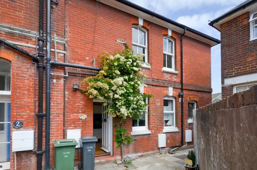 Imposing 2-bed House in Newport - Image 1