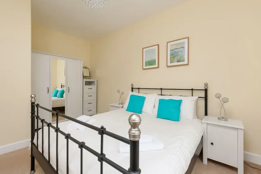 Cosy 1 Bedroom Flat With View of Union Canal - Image 1
