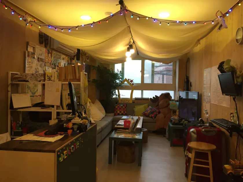 Backpackers INSIDE - Image 1