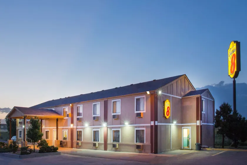 Super 8 by Wyndham Limon - Image 1