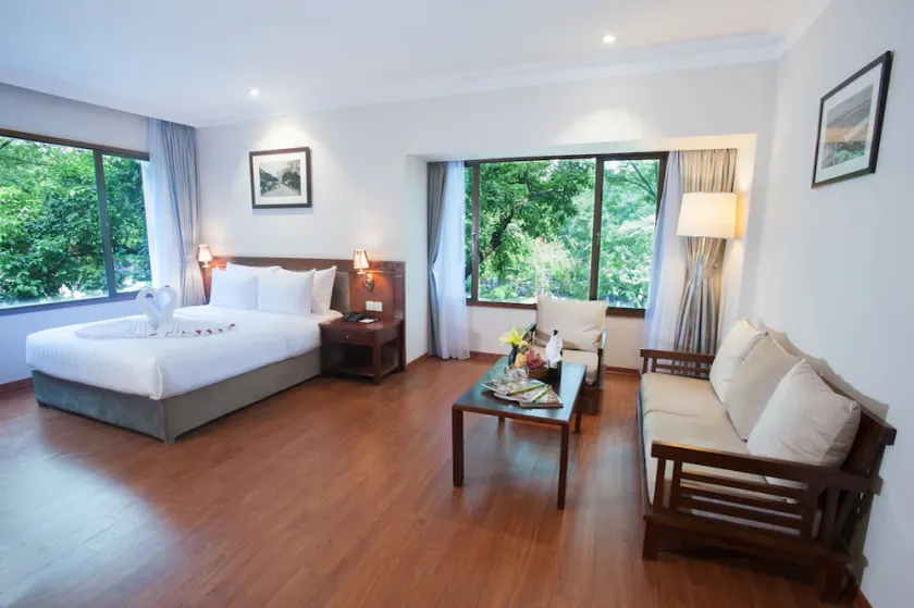 Mon Regency Hotel - Image 1