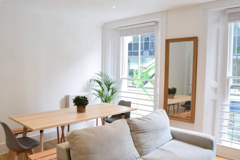 Central and Spacious City of London Apartment - Image 1
