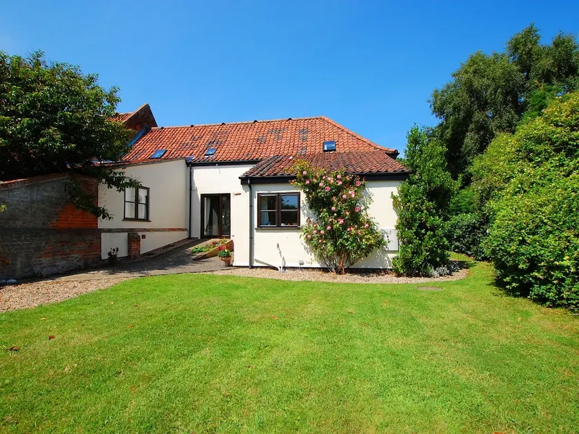 Traditional Holiday Home Near the Coast and Norfolk - Image 1