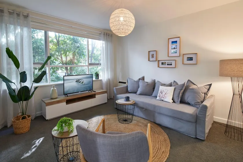 1 Bedroom Apt With Parking Stroll to Elwood Beach - Image 1