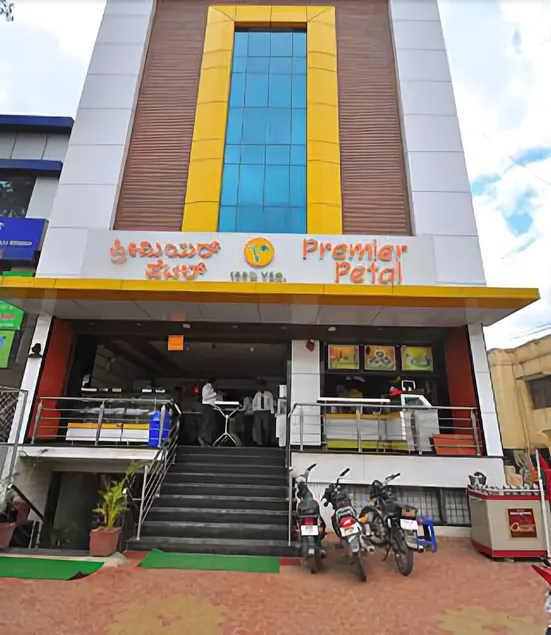 Hotel Premier Comforts - Image 1