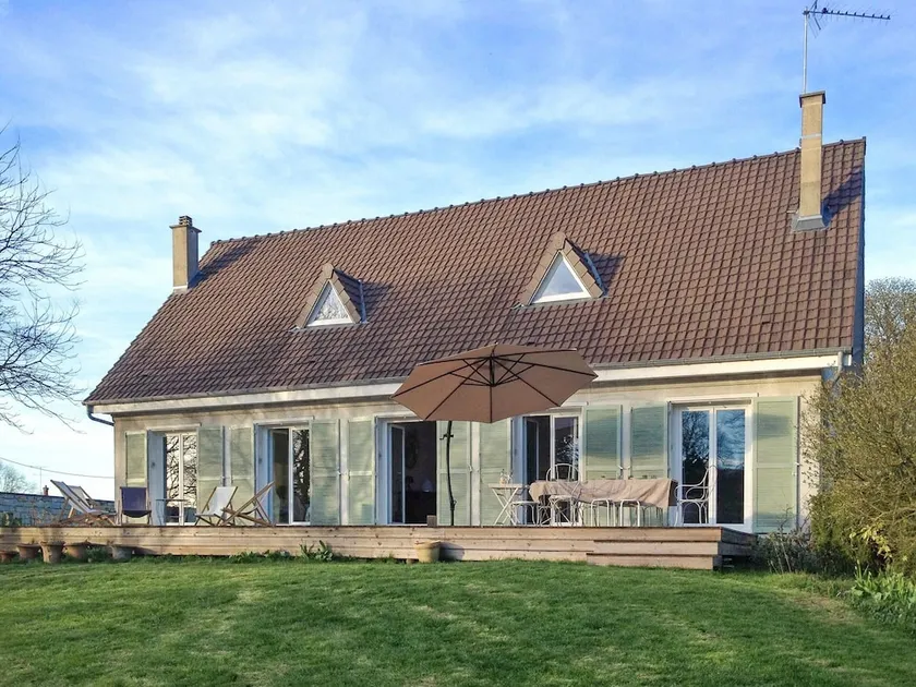 Beautiful Poissy Family Home With 5 Bedrooms, Large Garden and own Pon - Image 1
