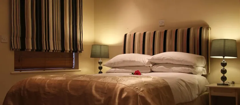 Thameside Hotel - Image 1