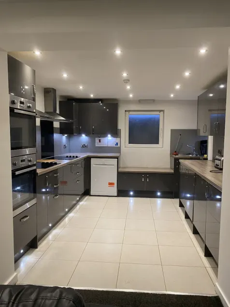 Extra Large Six Bed Six Bath Townhouse - Image 1