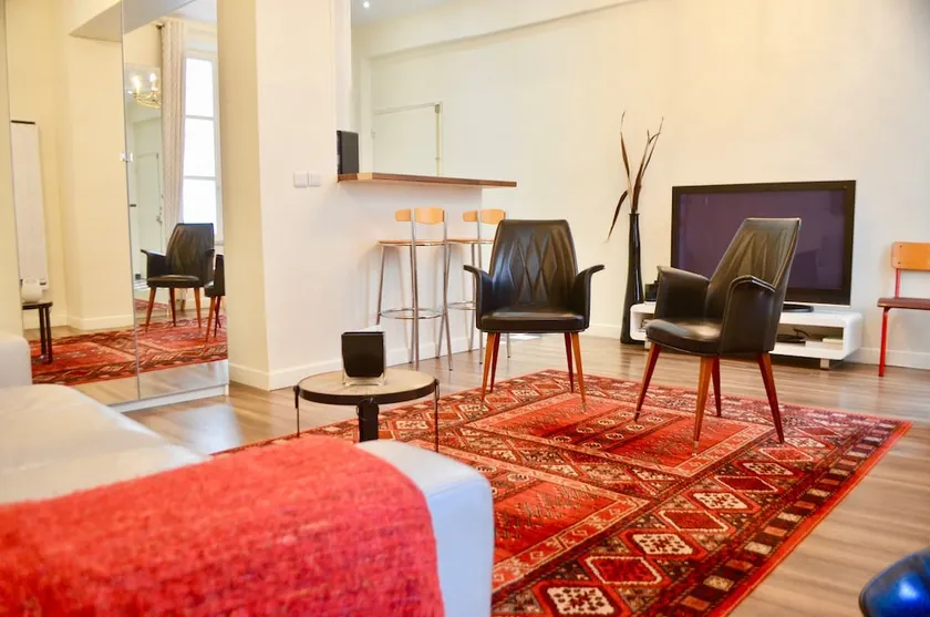 1 Bedroom Flat In Central Marais - Image 1