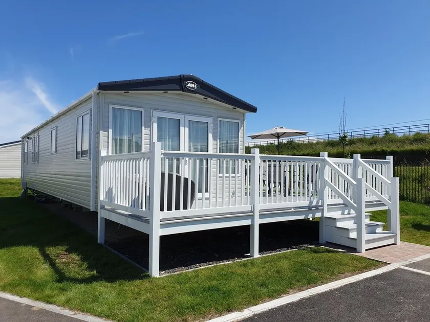 Charming 3-bed Caravan in Camber Food Rest - Image 1