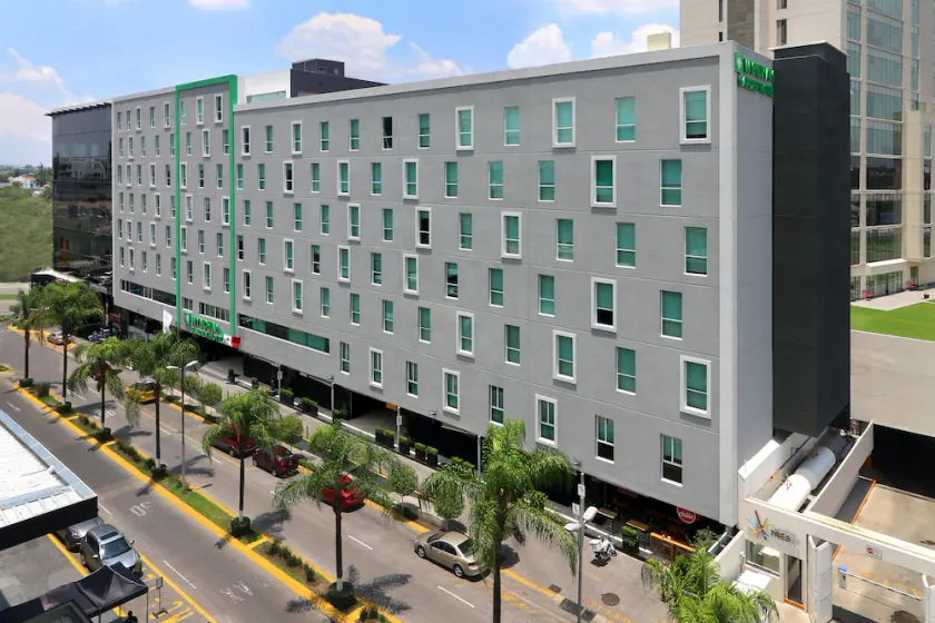 Wyndham Garden Guadalajara Acueducto - Image 1
