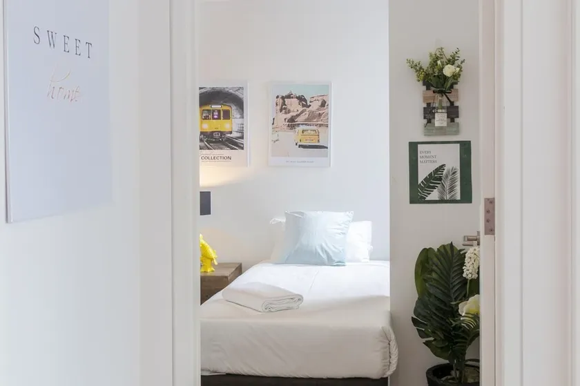 C16 Darling Harbour 2 BDR APT - Image 1
