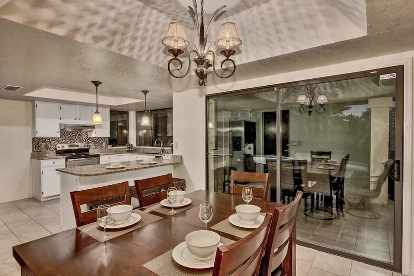 SLS Kathleen Amazing Location with FREE Heated Pool, Spa, Pool Table & - Image 1