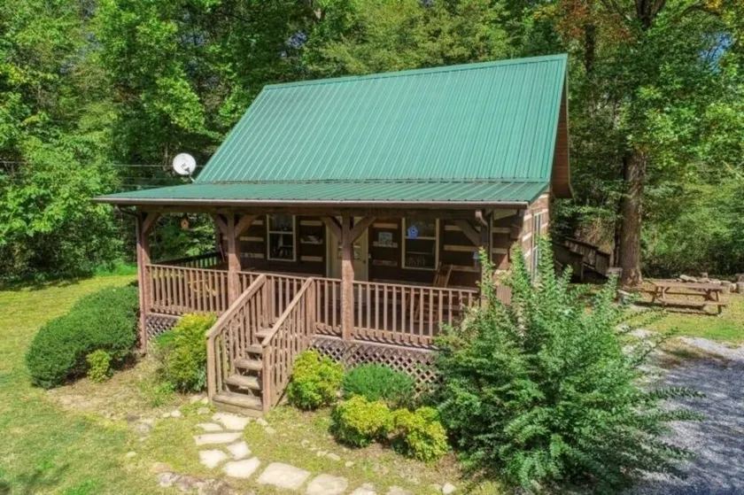 Sweet - 2 Bedrooms, 2 Baths, Sleeps 6 Cabin by RedAwning - Image 1