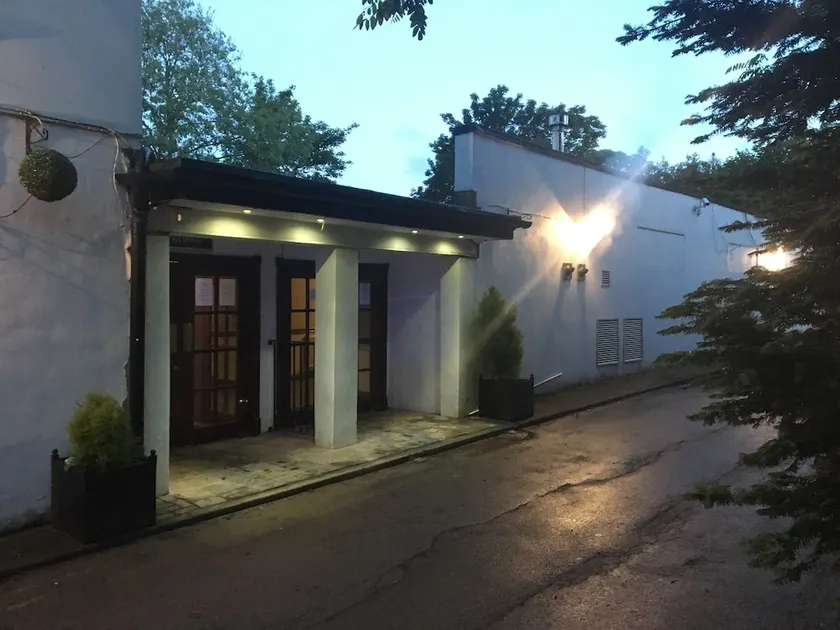 Cedar Tree Hotel - Image 1