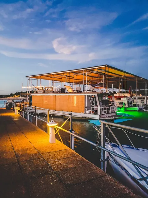 Airstream Houseboat Amazing Lake Travis View - Image 1