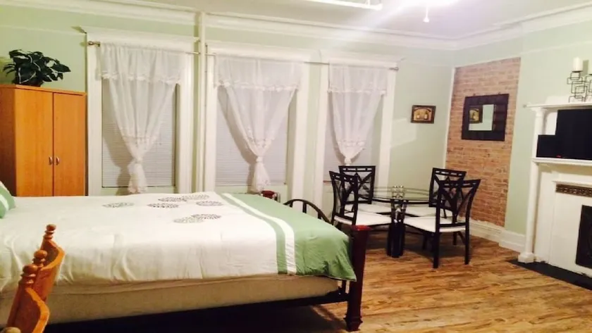 Spacious 1-bedroom retreat in Harlem - Image 1