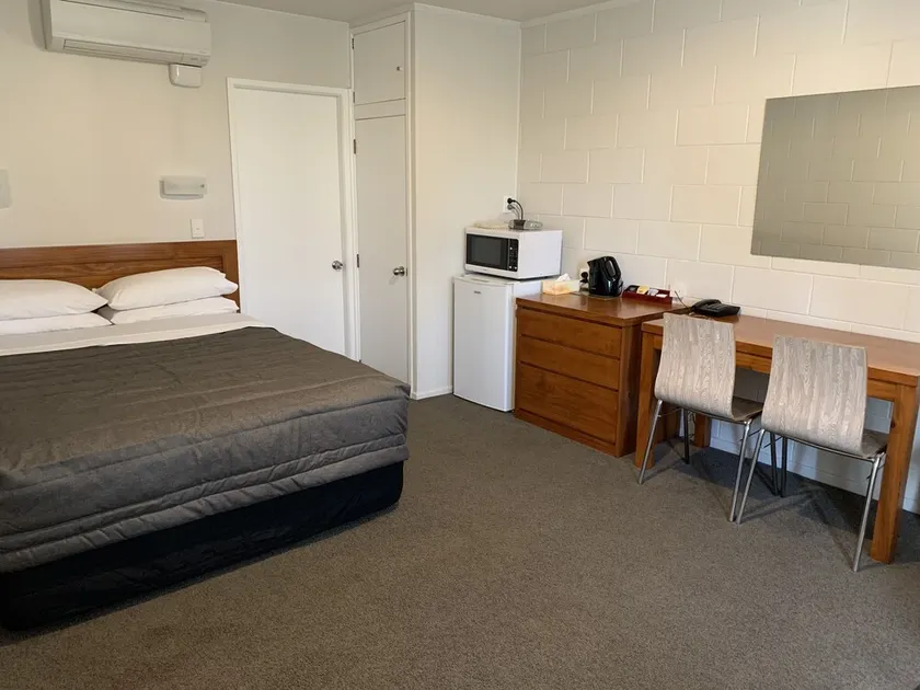 Colonial Motel - Image 1