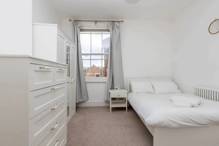 Spacious 5 Bedroom Home in Camden - Image 1