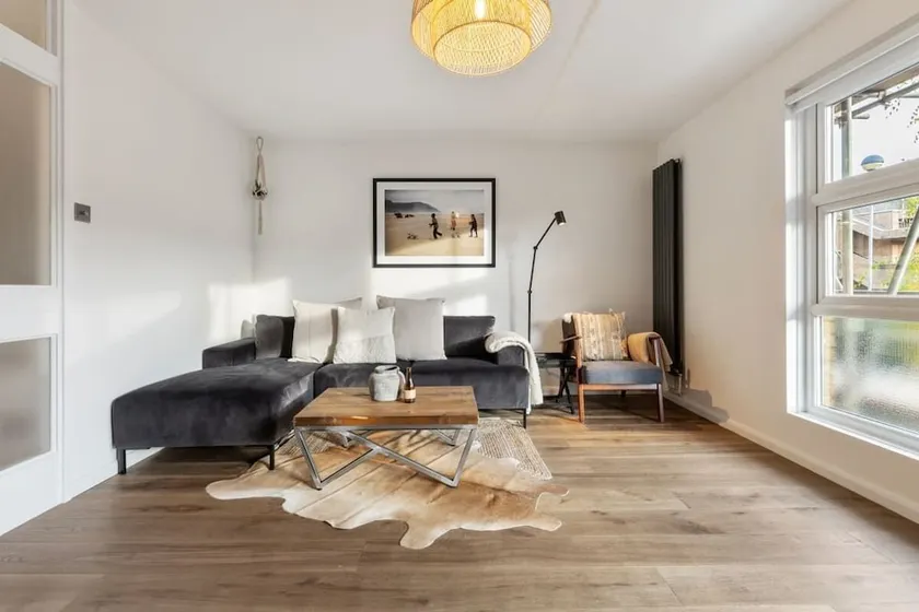 Designer 3 Bed House With Spacious Interior in Haggerston - Image 1