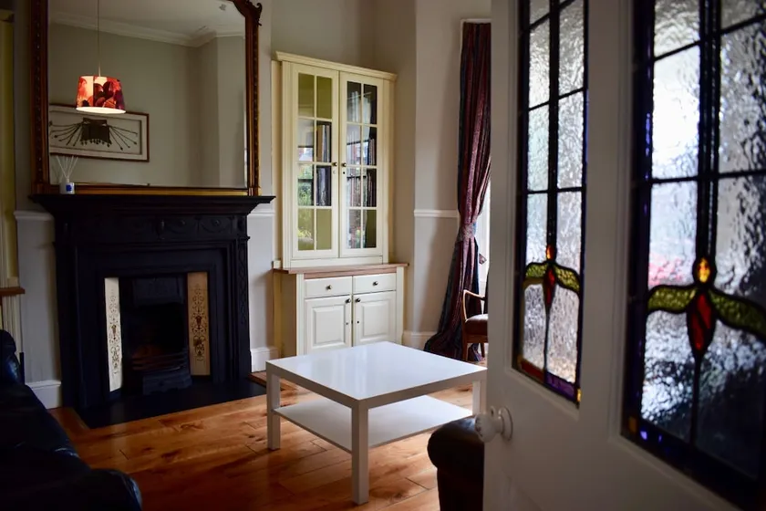 Stylish 4 Bedroom Cottage near Botanical Gardens - Image 1