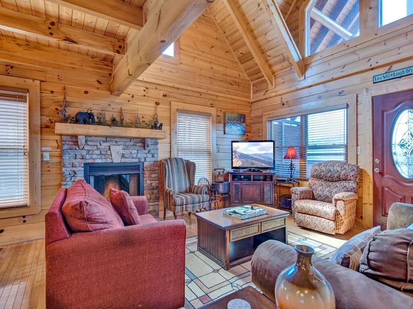Misty Mountain Hideaway, 3 Bedrooms, Sleeps 10, Pool Access, WiFi - Image 1