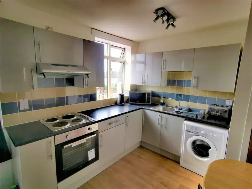 Stylish Luton Apartment With Wi-fi & Free Parking - Image 1