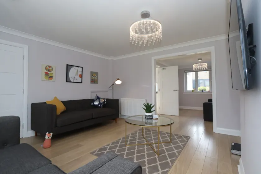 Dunfermline - Luxury 3 bedroom 2 bathroom detached house with garden - Image 1