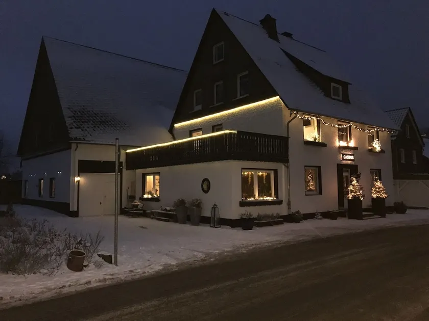Snug Holiday Home With Storage, Roof Terrace, Private Garden - Image 1