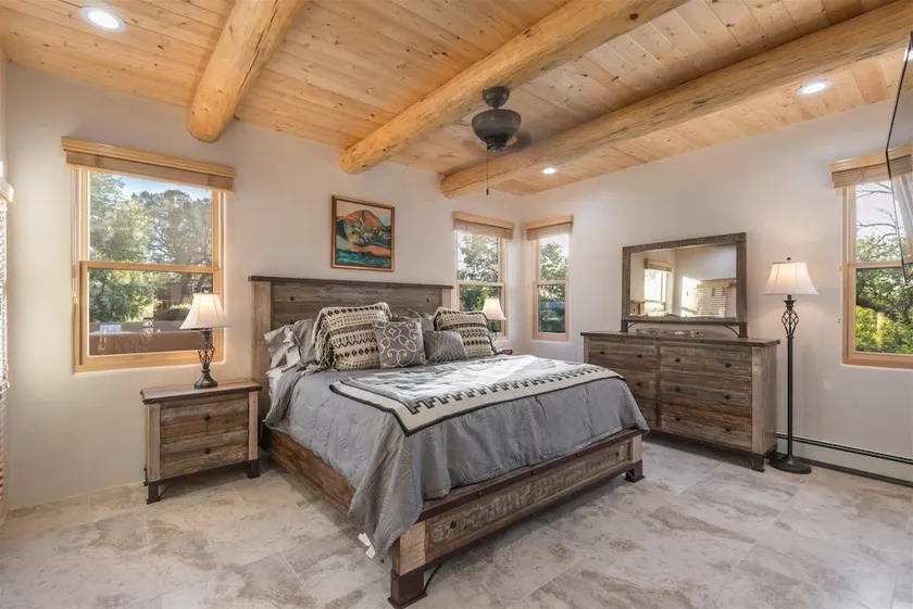 Linda - Stunning Contemporary Home, Walk to The Plaza - Image 1