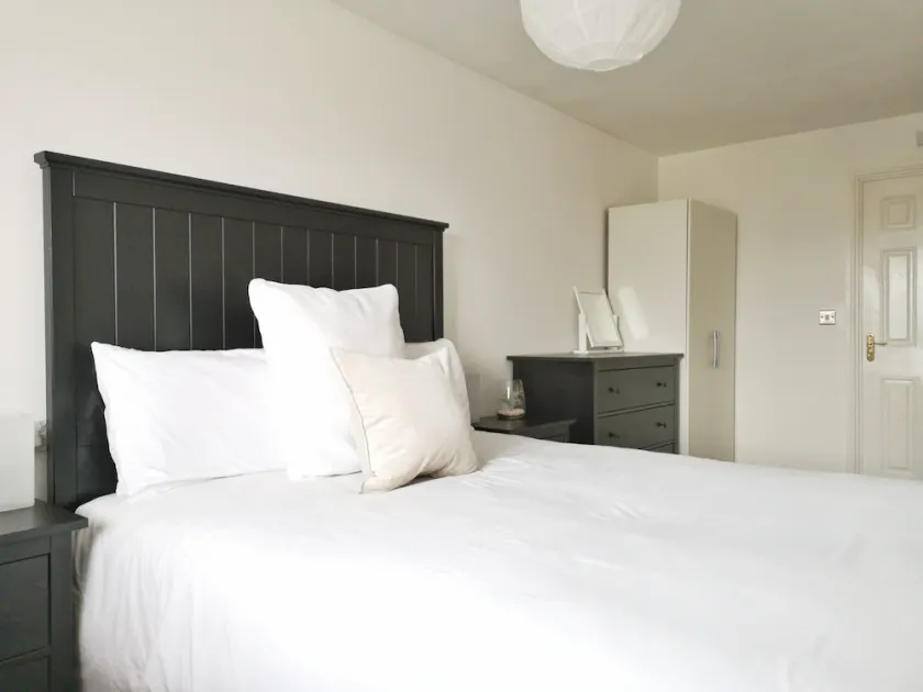 Bright & Modern 2BR Apartment Parking - Image 1