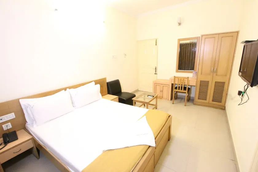 Hotel Crescent Inn - Image 1
