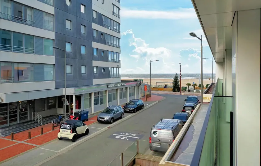 Beautiful Apartment in Knokke With 2 Bedrooms and Wifi - Image 1