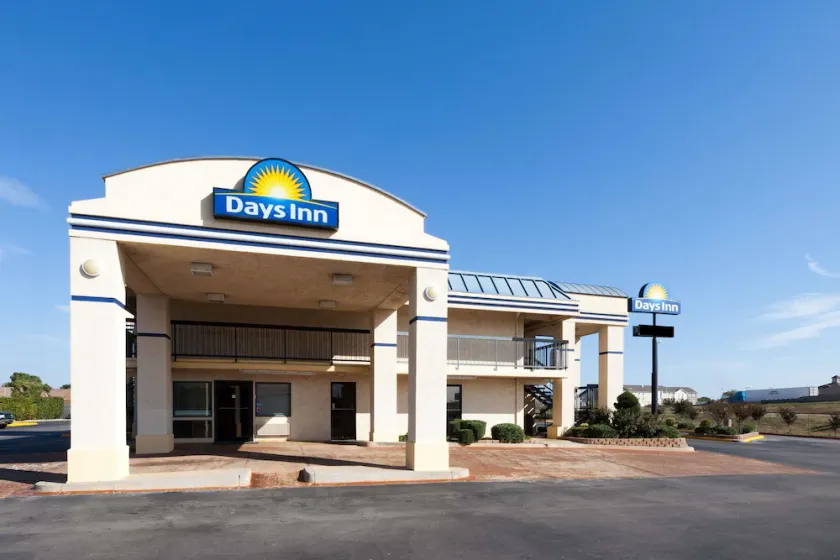 Days Inn by Wyndham Oklahoma City West - Image 1