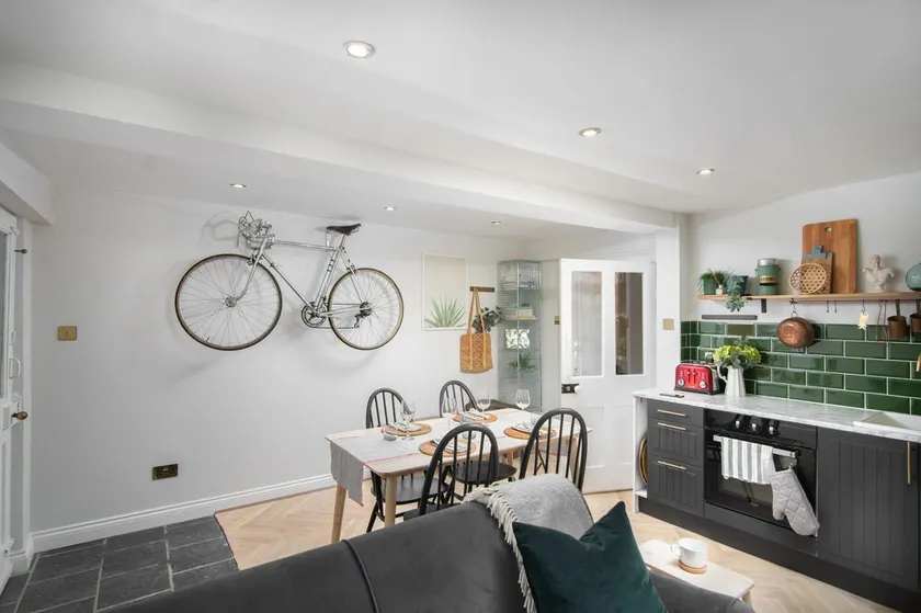 The Courtyard Apartment - Image 1