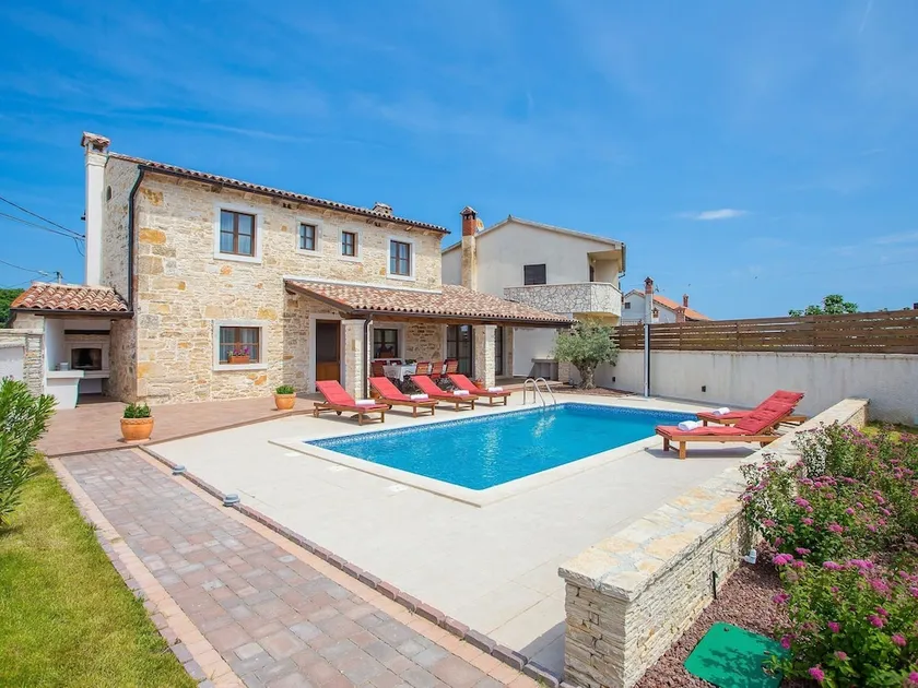 Charming Holiday Home With Swimming Pool in Pula - Image 1