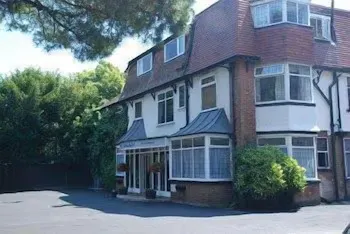 Yenton Hotel - Image 1