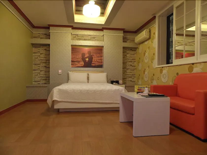 Manhattan Hotel - Image 1