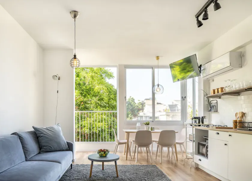 Bright & Sunny Apt in Trendy Location - Image 1